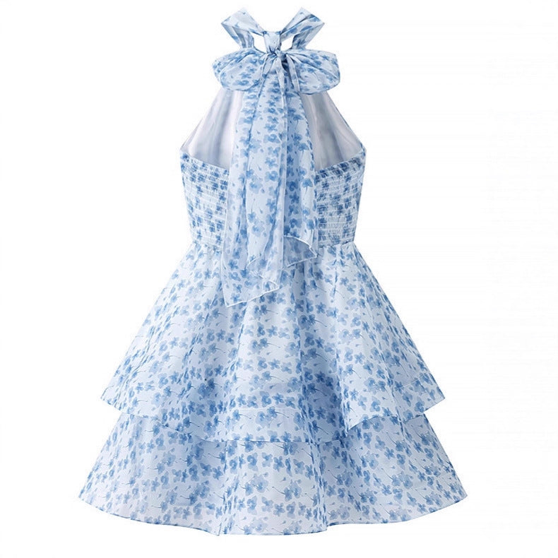 Robe bleue imprimรฉe coupe slim au style fรฉerique de villรฉgiature.