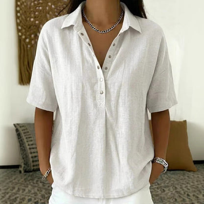 Chemise femme blanche portée avec un pantalon